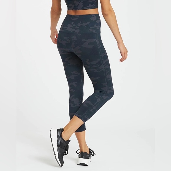 (NWT) SPANX Women’s Lamn Seamless Cropped Leggings in Black Camo, Size: Small - Picture 3 of 9